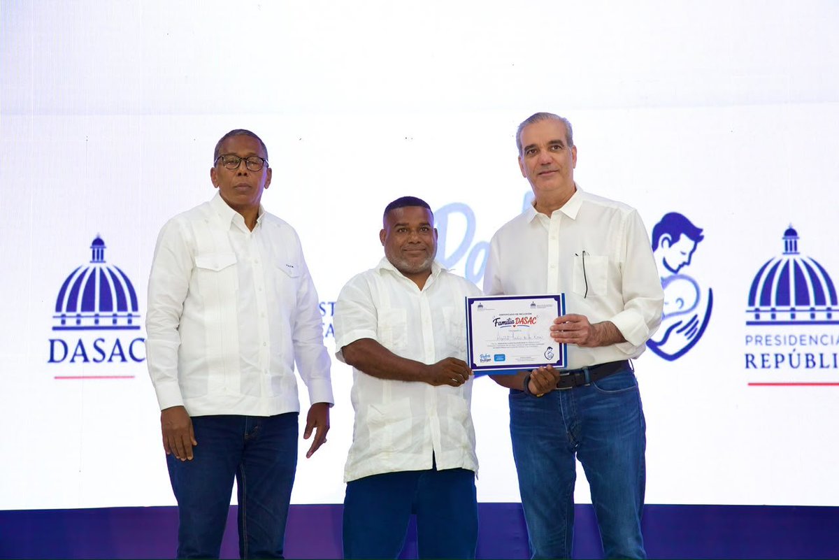 ALBERTOCAMINERO's tweet photo. En el marco del Día de los Padres, el presidente @LuisAbinader reconoció la dedicación y el esfuerzo de los padres dominicanos, al tiempo que los exhortó a seguir cuidando y protegiendo a sus familias. https://t.co/p03v89rqkH