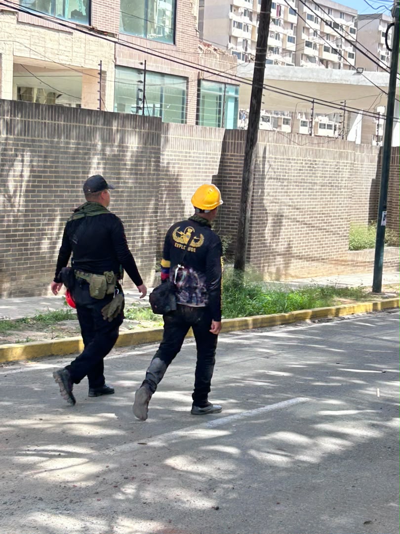 MundarayZair's tweet photo. #URGENTE EN PLAYA GRANDE*🚨
Hoy sábado 25 de julio desde las 9:30am, autoridades del régimen cerraron la calle 6 de Playa Grande, con la intención de implosionar los edificios Samantha y Costa Dorada.
Pretenden hacerlo sin escuchar a los propietarios, algunos vecinos mencionan que aún hay cadáveres sin rescatar.
Recien se llevó a cabo una reunión entre vecinos de la calle 6 norte de Playa Grande y la autoridad viceministro de obras públicas DOMICIANO GRATEROL, frente al edificio Samantha.
Presuntamente, se reprogramará la demolición del edificio Samantha por la presencia de cadáveres en los edificios. Sin embargo, persiste el temor de los vecinos respecto a los procedimientos de demolición y el destino de sus terrenos que son PROPIEDAD PRIVADA.