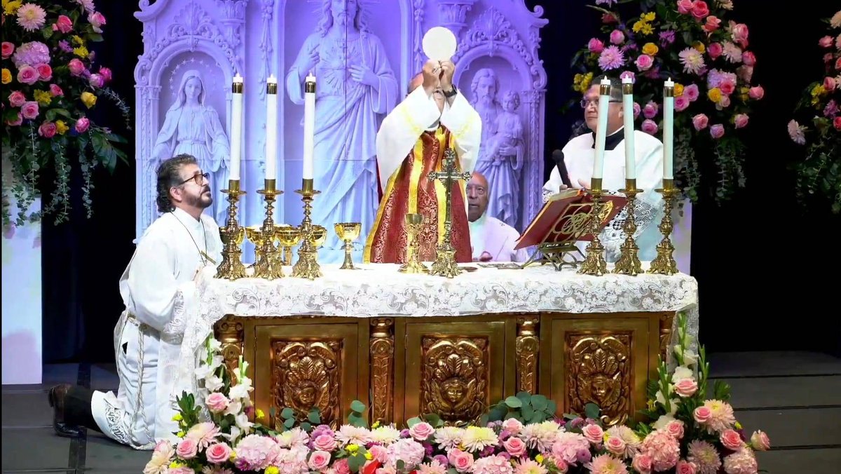 MontereyDiocese's tweet photo. Los invitamos a unirse en oración por nuestro Obispo, Ramón Bejarano, y por todos los participantes de la Convención Nacional del Movimiento Familiar Cristiano Católico USA.

May the Lord continue to bless and strengthen all marriages and families. https://t.co/PLRy3pUPkj