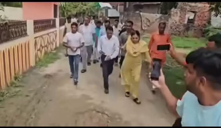 MrMishra's tweet photo. ब्यूरोक्रेट्स 

पीले कपड़े में जिन्हें आप देख रहे हैं ये है बलिया से बीजेपी की विधायक केतकी सिंह, और ये जिसका हाथ पकड़ कर घसीट रही हैं वो बिजली विभाग का अधिकारी हैं।

हुवा कुछ यूं कि गांव वाले काफी दिन से एक तार को बदलने के लिए बिजली विभाग के चक्कर काट रहे थे, यहाँ तक कि विधायक जी ने भी तार को बदलने के लिए कहा था....

लेकिन सरकारी कर्मचारियों के कान में जु तक नही रेंगा, आज उसी तार से करंट लगने की वजह से दो निर्दोष लोगों की जान चली गयी।

जब ये खबर केतकी सिंह जी को पता चला तो वो परिजनों के बीच न जाकर सीधा बिजली विभाग के दफ्तर पहुच जाती है और वहाँ से जेई साहब को घसीटते हुए मृतक के दरवाजे तक ले जाती है 
और उन्होंने पूछा कर्मचारी से कि आप का क्या जाता तार बदलने में ?

विधायक जी ने जेई साहब समेत कई कर्मचारियों पे दो लोगो के हत्या का मुकदमा दर्ज करवाया है ।
