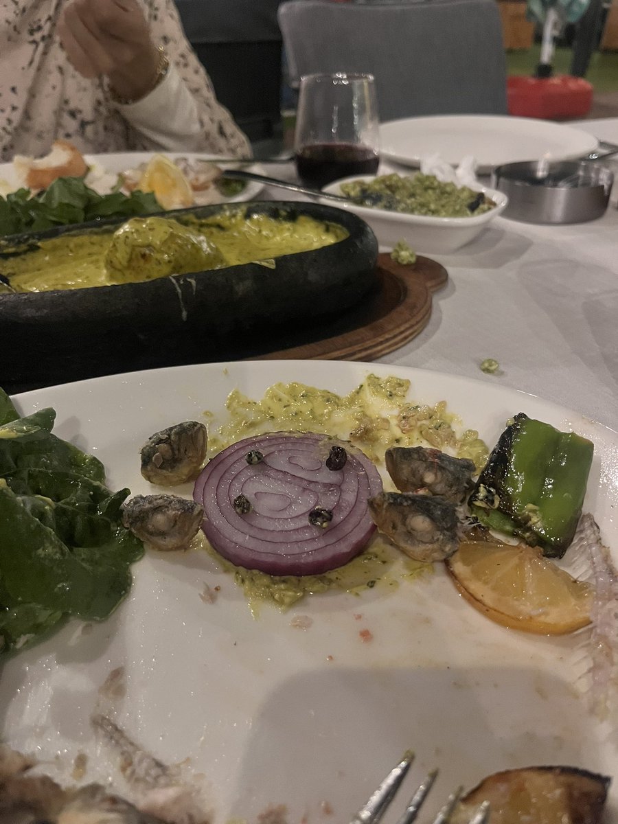anyez31's tweet photo. anlat kanka dinliyom ben seni

ossurada balıkları couple dateye çıkaran ben https://t.co/APk6gDr1ga