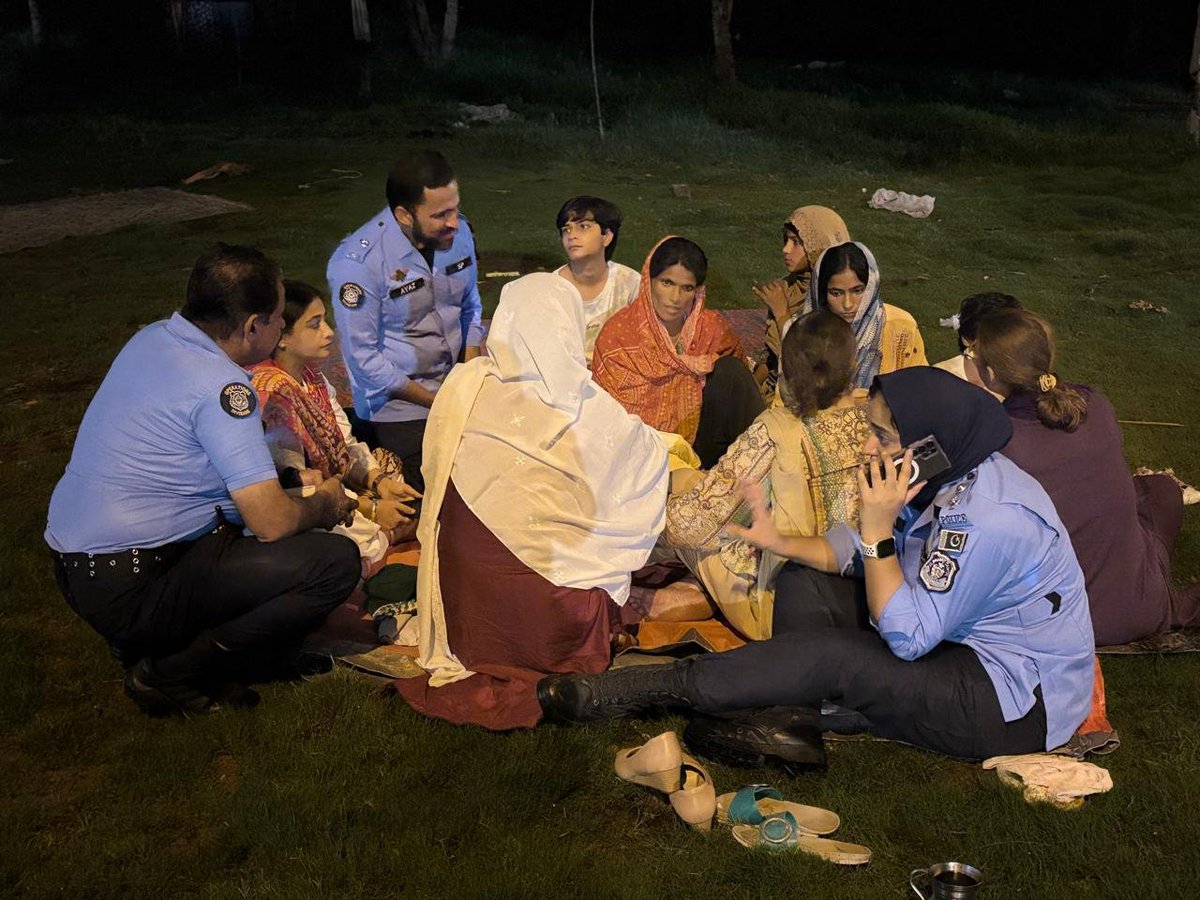 abbasHQahmed's tweet photo. اسلام آباد@ICT_Police متاثرہ خاتون اور اس کے نومولود بچے کی خبر منظرِ عام پر آنے کے بعد ایس پی سٹی ڈاکٹر ایاز، ایس ایچ او وومن #MisbahShebaz کے ہمراہ متاثرہ خاندان سے ملاقات کے لیے پہنچے۔ انہوں نے متاثرہ خاتون اور اس کے اہلِ خانہ سے ہمدردی اور احترام کے ساتھ گفتگو کی، ان کے مسائل سنے اور انہیں ہر ممکن تعاون کی یقین دہانی کرائی۔ایس پی سٹی ڈاکٹر ایاز کی کاوشوں سے مذاکرات کے ذریعے متاثرہ خاندان کو 2 لاکھ روپے مالی امداد، 6 ماہ کے گھر کا کرایہ، کپڑے اور دیگر ضروری سامان فراہم کیا گیا تاکہ وہ باعزت طریقے سے اپنی زندگی کا نیا آغاز کر سکیں۔ایس پی سٹی #DrAyaz کا یہ اقدام صرف ایک انتظامی کارروائی نہیں بلکہ انسانیت، احساسِ ذمہ داری اور عوامی خدمت کی ایک روشن مثال ہے۔ ایسے افسران ہی عوام اور پولیس کے درمیان اعتماد کو مضبوط بناتے ہیں۔ ڈاکٹر ایاز ان افسران میں شامل ہیں جو صرف دفتر تک محدود نہیں رہتے بلکہ شہر کے مختلف علاقوں میں خود موجود ہو کر عوام کے مسائل سنتے اور ان کے حل کے لیے عملی اقدامات کرتے ہیں۔اسی طرح #SHO وومن مصباح شہباز کی اس موقع پر موجودگی اور متاثرہ خاتون کے ساتھ ہمدردانہ رویہ بھی قابلِ تحسین ہے، جس سے یہ پیغام ملتا ہے کہ پولیس عوام کی خدمت اور مشکل گھڑی میں ان کے ساتھ کھڑی ہونے کے اپنے فرض کو بخوبی نبھا رہی ہے۔ #SP ڈاکٹر ایاز اور ان کی ٹیم کا یہ انسانی ہمدردی پر مبنی اقدام خراجِ تحسین کا مستحق ہے اور امید کی جانی چاہیے کہ دیگر افسران بھی اسی جذبۂ خدمت، احساسِ ذمہ داری اور انسان دوستی کے ساتھ عوام کی مدد کے لیے اپنا کردار ادا کریں گے۔
@MohsinnaqviC42 @SohailAshrafGor