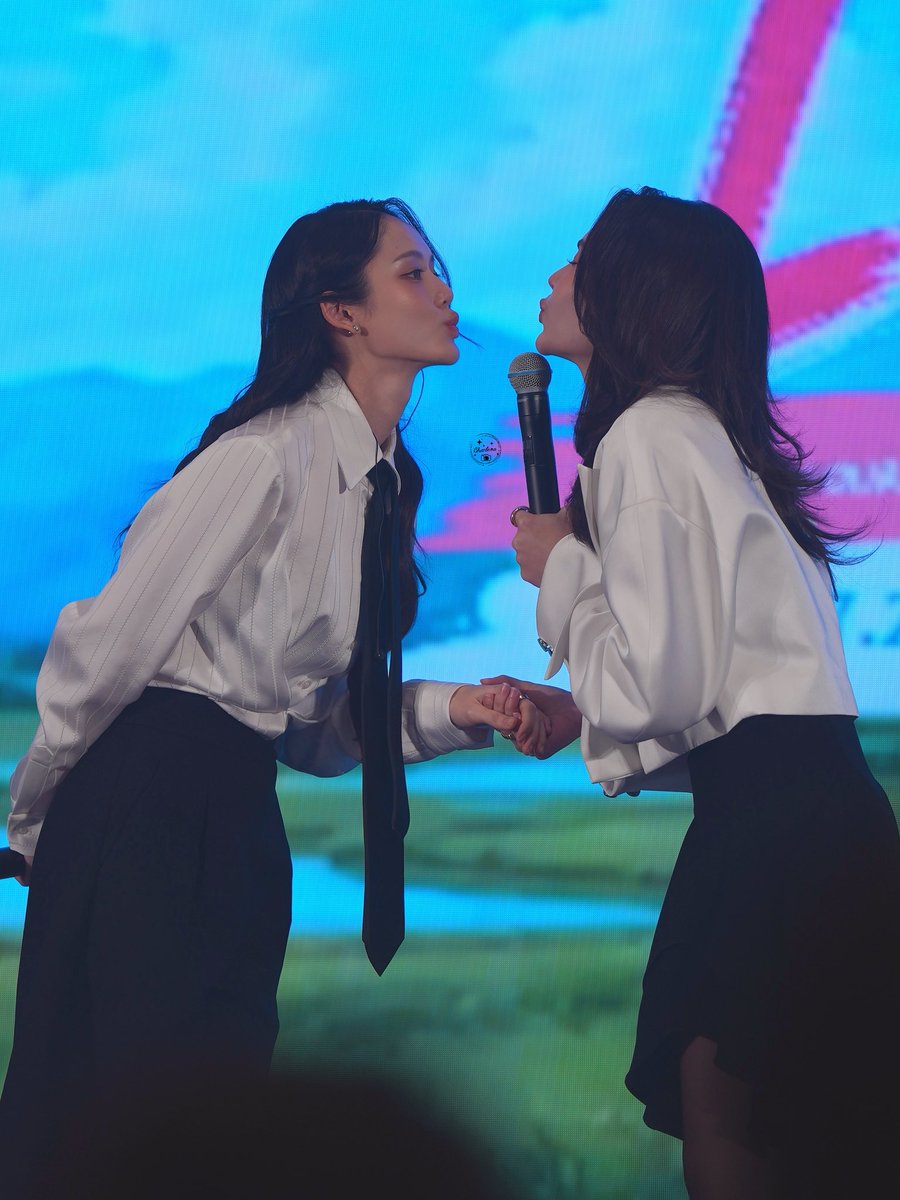 Charlene12451's tweet photo. Elegance with a powerful presence. 🤍

Lookmhee &amp; Sonya
#LMSY2026FANMEETINGINKaohsiung
#ลูกหมีซอนญ่า 
#LMSY https://t.co/i7BtM77CC8