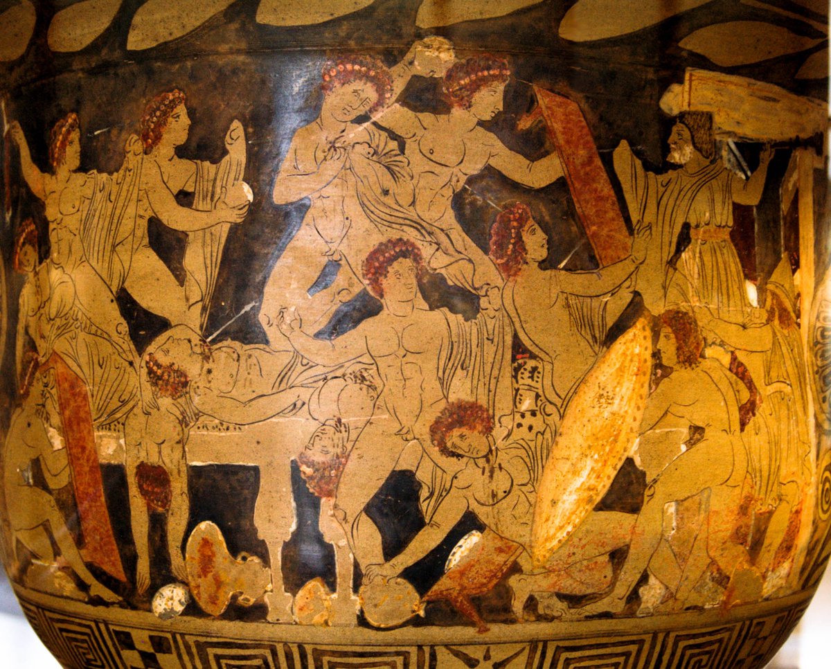 solsoledo's tweet photo. Odysseus'un İthaka'daki sarayında talipleri tuzağa düşürüp  öldürme hikayesinin antik dönem ve sonrasındaki tasvirlerine baktığımızda Telemakhos ve Odysseus'tan sonra en belirgin figür her tasvirde karşımıza çıkan "masanın arkasına saklanan adamdır". 🤭 Nolan'ın filmimde de o masayı Odysseus'un arkasından ona doğru sürükleyip sırtına atıyordu.