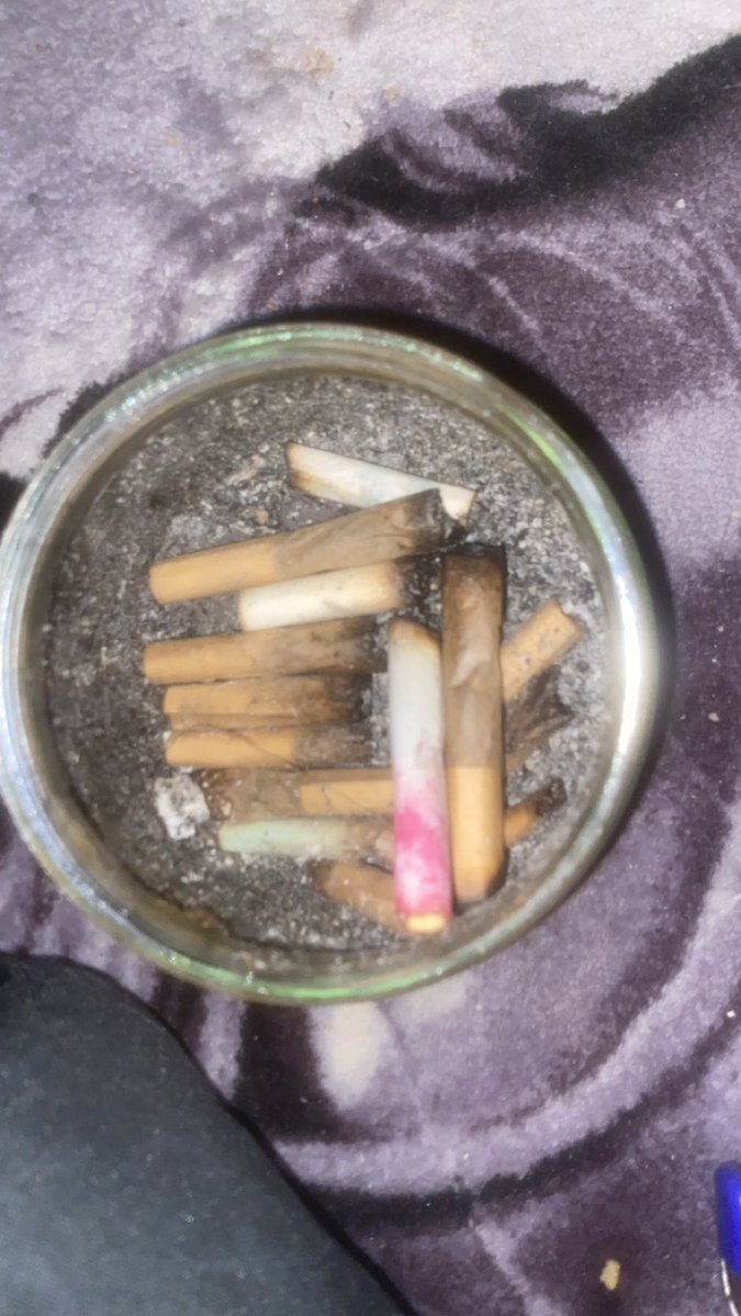 digitaldoll2008's tweet photo. gonna try smoke the ashtray joints it hassss to work right??!! https://t.co/0NaoEtPCsr