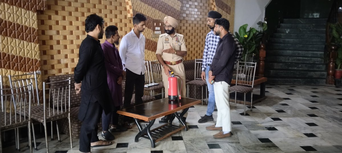 rampurfire's tweet photo. श्रीमान सीएफओ महोदय रामपुर के आदेशानुसार जनपद रामपुर में संचालित होटल, रेस्टोरेंट, शॉप्स, स्कूलो आदि में आग से सम्बन्धी प्रचा�� प्रसार करते हैं भविष्य में होने वाली अग्नि दुर्घटनाओं से बचाव हेतु दिशा निर्देश व अग्निशमन यंत्रों को चलाने हेतु प्रशिक्षण दिया गया। https://t.co/74BCrMEEAK