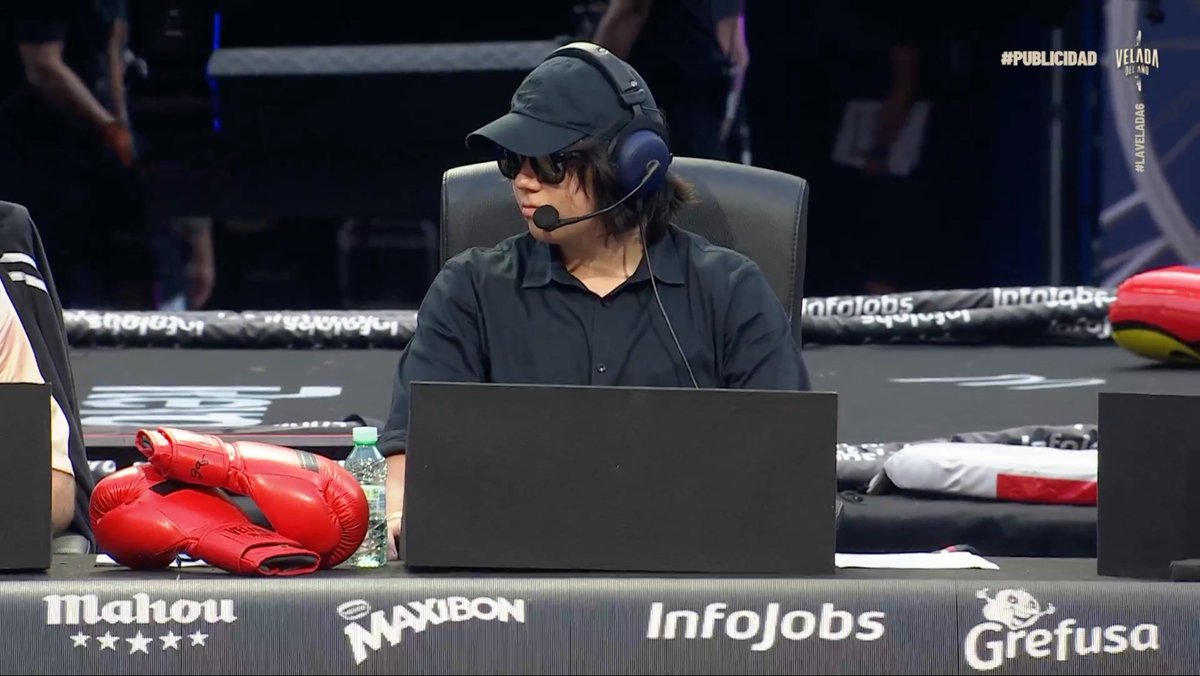 Twitch's tweet photo. Damn Big Q's just aura farming on the desk @Quackity 
#LaVeladaDelAñoVI https://t.co/JD93oEPwZP