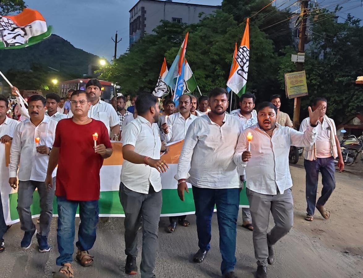 AdityaP79935973's tweet photo. छात्रों के सम्मान में, कांग्रेस है मैदान में!
धर्मेंद्र प्रधान का इस्तीफ़ा सिर्फ़ शुरुआत है। 
ये आंदोलन युवाओं, छात्रों, रोज़गार और न्याय की लड़ाई है। 
जब तक अधिकार नहीं मिलेंगे, संघर्ष जारी रहेगा। 

जय हिंद। जय कांग्रेस।✊🏻🇮🇳 https://t.co/pxCCb5dZU1