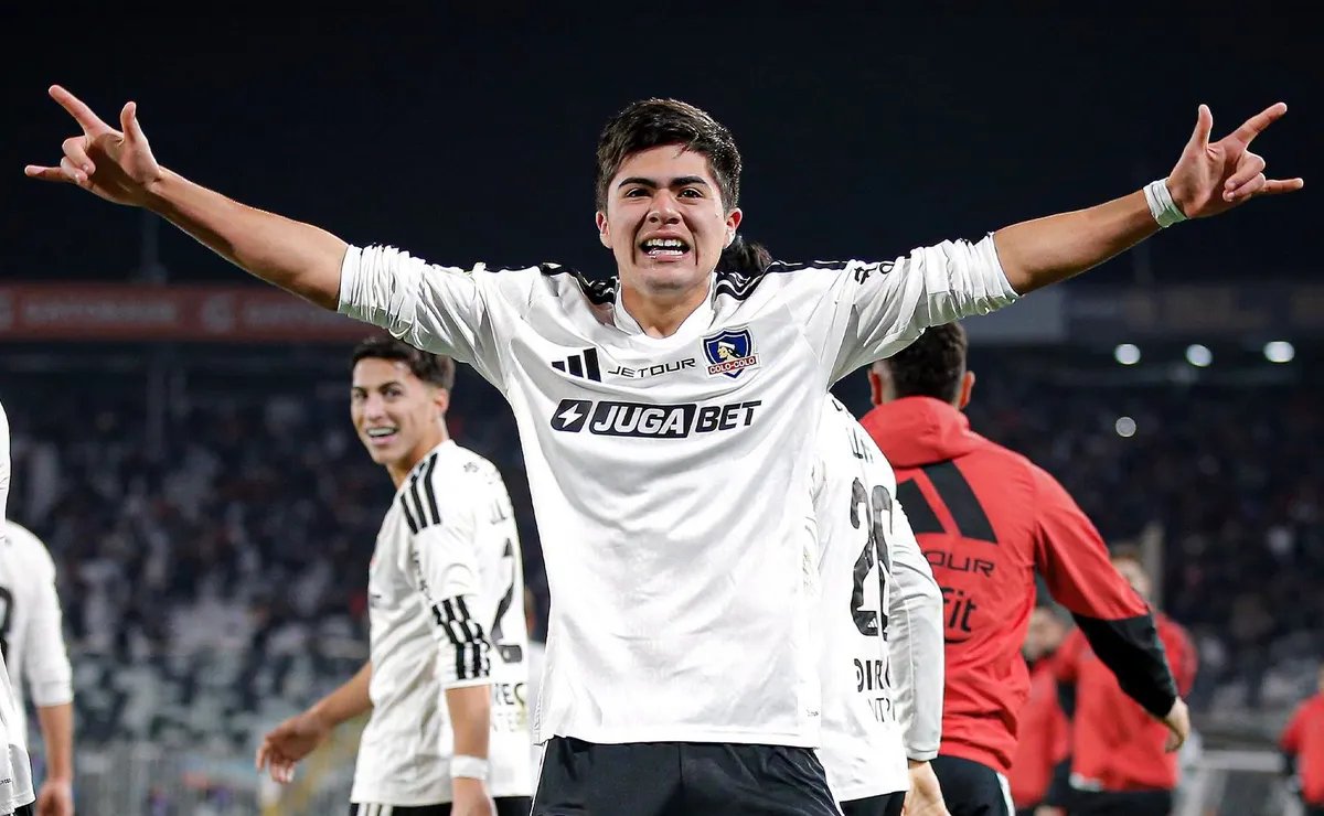 juuuliaaaaan's tweet photo. Felipe Raipán hizo historia: con apenas 16 años, se convirtió en el jugador más joven en marcar un gol con la camiseta de Colo-Colo en Primera División. https://t.co/ZfACTKsQZ2