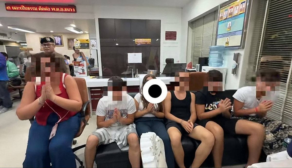 ultimoranet's tweet photo. I ragazzi italiani in vacanza a Bangkok, con un viaggio organizzato per i figli di dipendenti pubblici col sostegno dell'INPS, si sono scusati personalmente con la donna thailandese che li aveva rimproverati in metro, mettendo così fine al caso. Le scuse, rivolte in una stazione di polizia, sono arrivate dopo un breve fermo e una sanzione (pari a circa 25 euro) comminata ai ragazzi per il loro comportamento — Video https://t.co/hcze4rIl5x