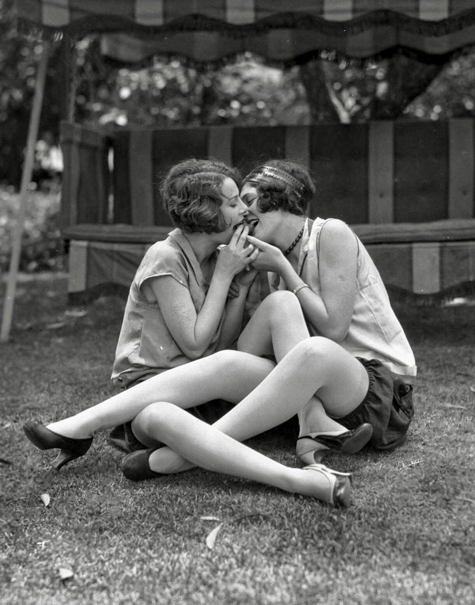 ForeverLouiseB1's tweet photo. In 1926 an entangled Merna Kennedy and Betty Morrissey have some fun during the production of Charlie Chaplin’s The Circus (1928). A pictorial TL cleanse for Saturday — please dive in. (Thread) https://t.co/NJ3rSgEKrf