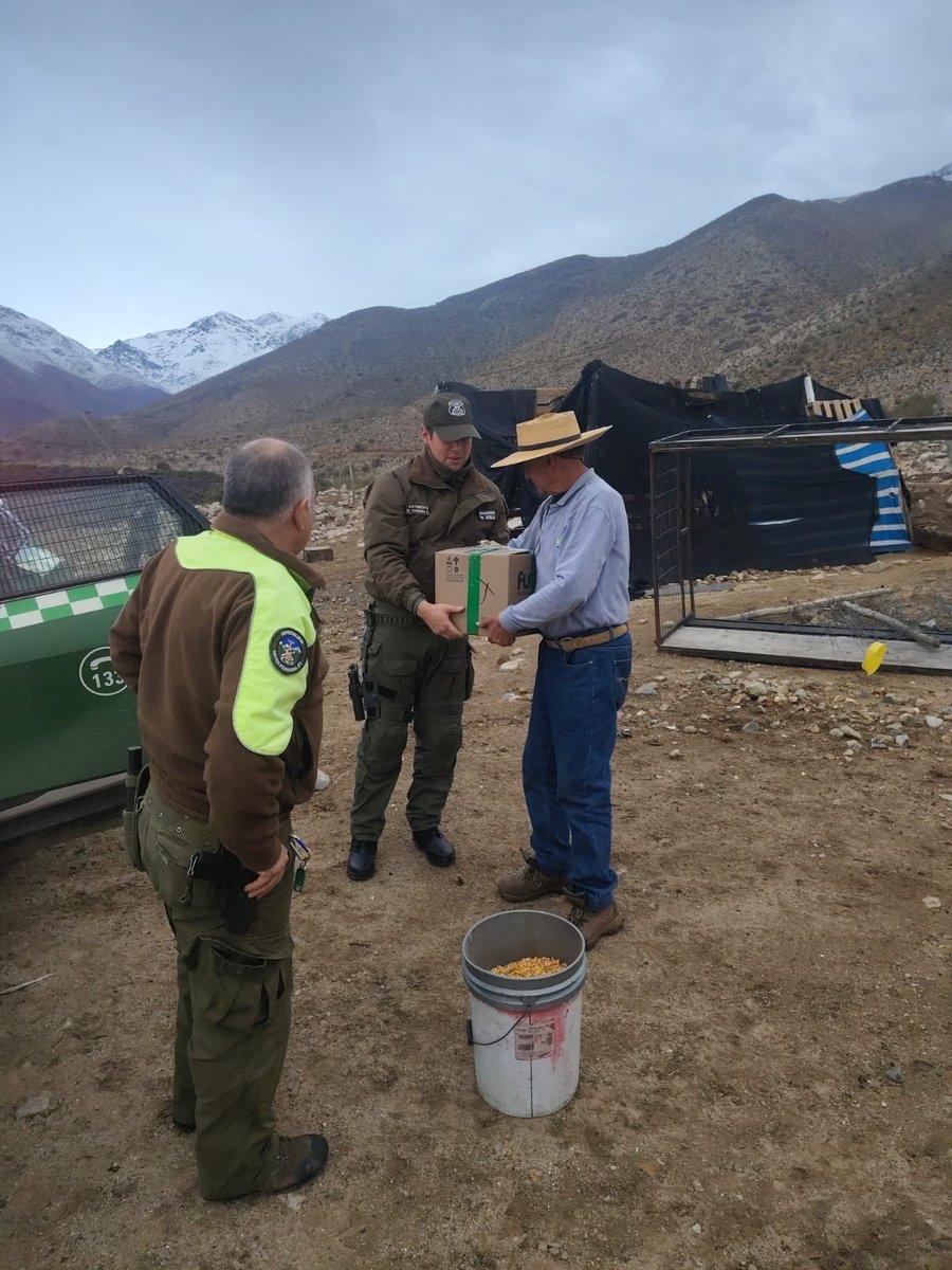 CarabCoquimbo's tweet photo. En Monte Patria, Retén Pedregal y Retén las Tórtolas, logramos reunir con la ayuda de particulares agua y alimentos que hoy entregamos a familias afectadas por el temporal, que aún se encuentran sin agua potable. ¡Seguimos en terreno! https://t.co/SKu1UxFSkp