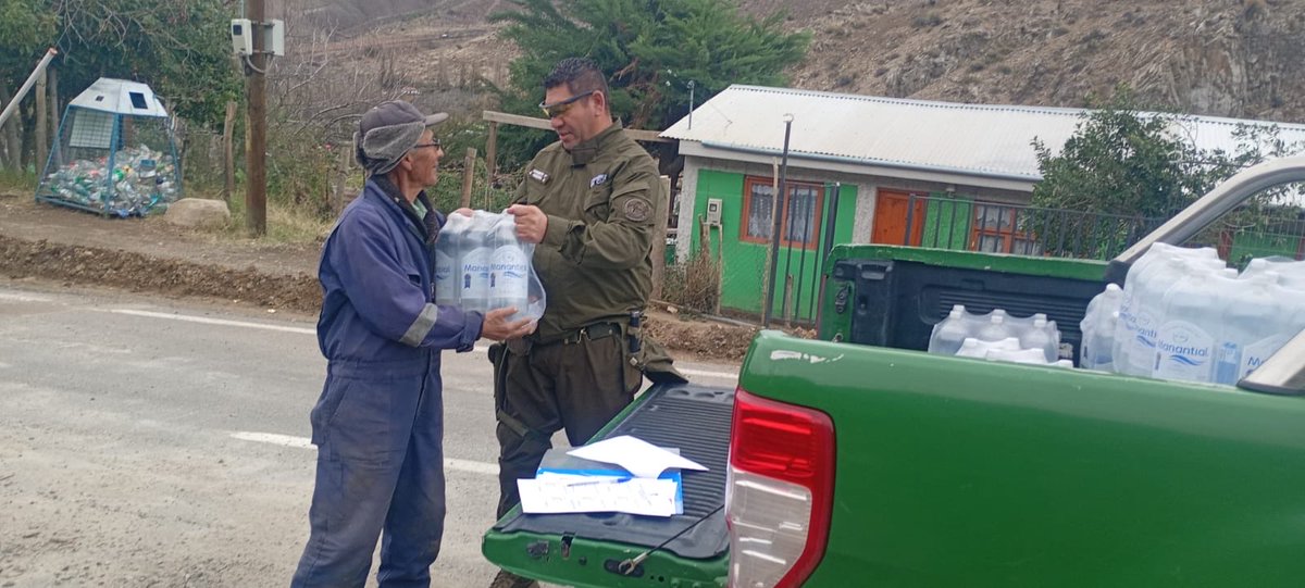 CarabCoquimbo's tweet photo. En Monte Patria, Retén Pedregal y Retén las Tórtolas, logramos reunir con la ayuda de particulares agua y alimentos que hoy entregamos a familias afectadas por el temporal, que aún se encuentran sin agua potable. ¡Seguimos en terreno! https://t.co/SKu1UxFSkp