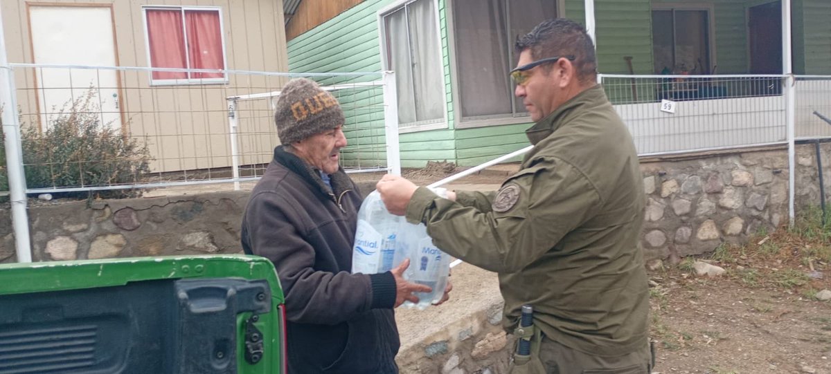 CarabCoquimbo's tweet photo. En Monte Patria, Retén Pedregal y Retén las Tórtolas, logramos reunir con la ayuda de particulares agua y alimentos que hoy entregamos a familias afectadas por el temporal, que aún se encuentran sin agua potable. ¡Seguimos en terreno! https://t.co/SKu1UxFSkp