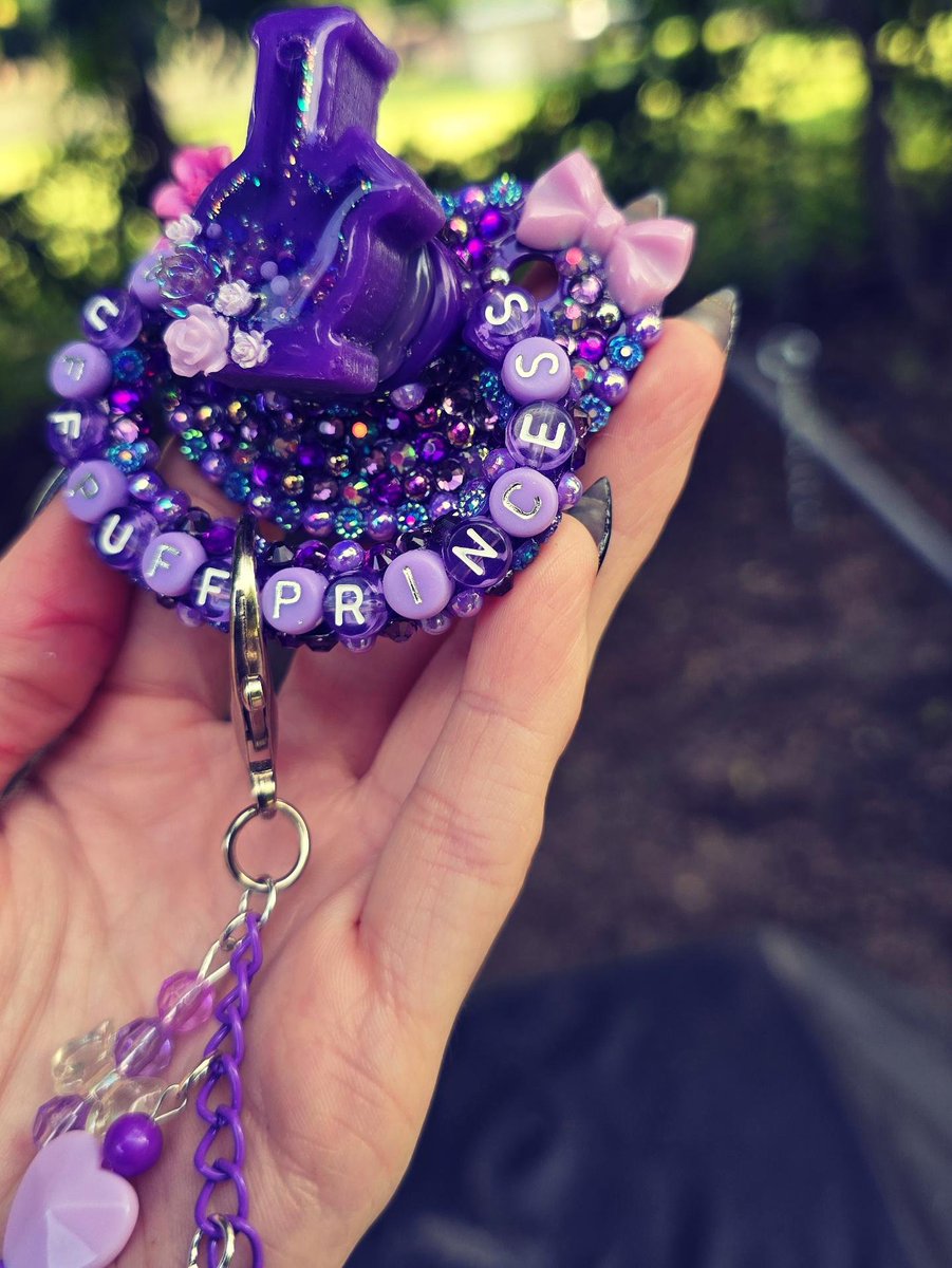 AwkwardxArtist's tweet photo. Puff puff princess ๐
Pre-made paci, style Deluxe
#pacifier #paci #adultpacifier #custompaci #shopsmall https://t.co/HkuWZu2gb7