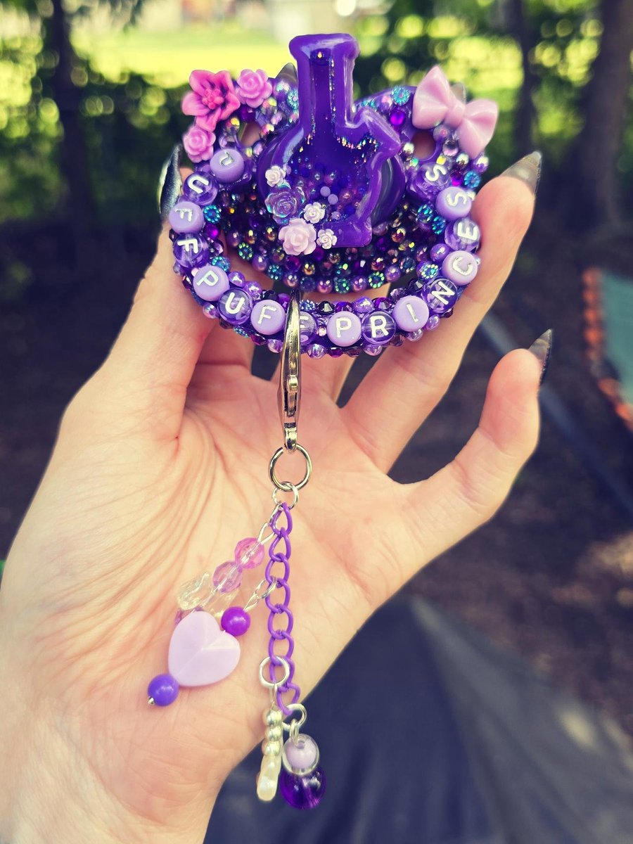 AwkwardxArtist's tweet photo. Puff puff princess ๐
Pre-made paci, style Deluxe
#pacifier #paci #adultpacifier #custompaci #shopsmall https://t.co/HkuWZu2gb7