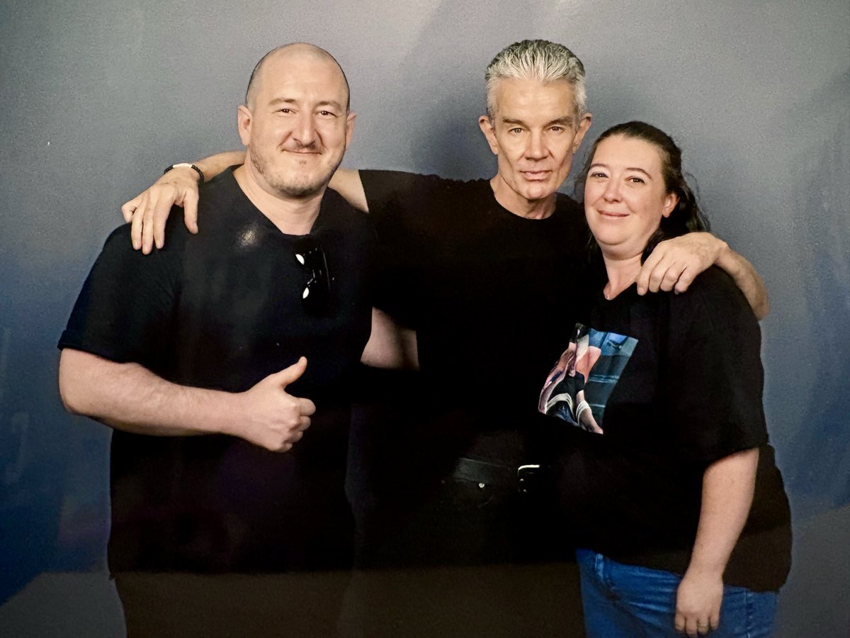 keeley5's tweet photo. Today we met @JamesMarstersOf and he was the nicest person Iβve ever met!
He had a massive queue but spent the time shaking hands, saying hello and smiling to everyone!
Thank you for being amazing and Iβm still in disbelief this happened π€£
#manchestercomiccon https://t.co/1Pp54yjPsz