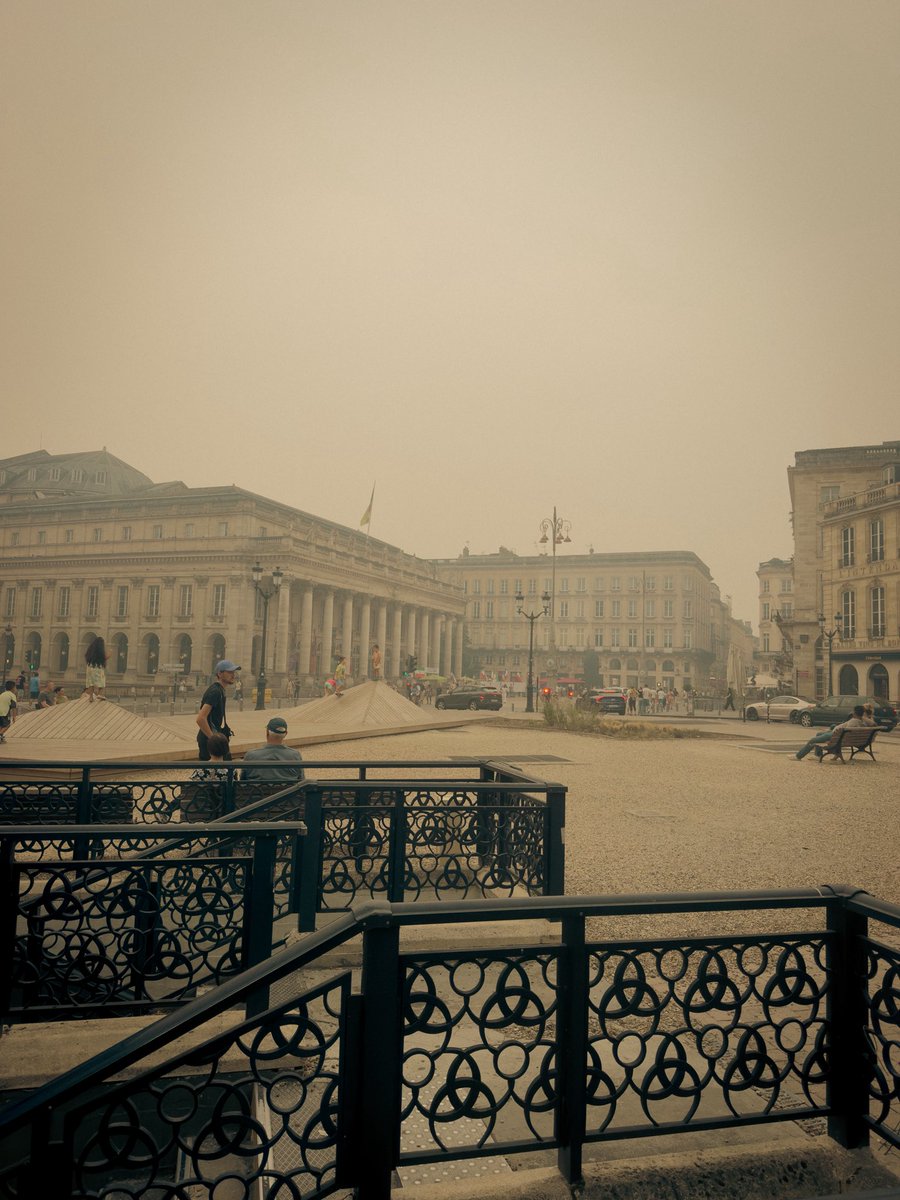 powl_d's tweet photo. Bordeaux sous DA apocalyptique 🔥🚨 https://t.co/0ORWHHg7Uz