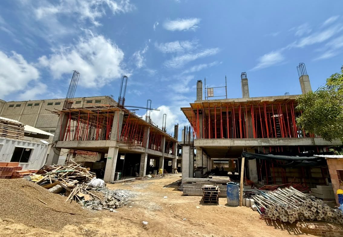AnaMariaAljure's tweet photo. En #Barranquilla seguimos construyendo espacios para que miles de niños puedan desarrollar todo su potencial 🤩📚

Así avanza la renovada IEDHUCA: 🚧 la @alcaldiabquilla construye desde cero esta institución para reemplazar su infraestructura anterior y brindar a nuestros estudiantes un colegio con aulas modernas, biblioteca, laboratorios, comedor, espacios para la tecnología y ambientes seguros para una formación integral. 🤩

🫶🏻Cada colegio que intervenimos es una oportunidad para que más niños y jóvenes aprendan, descubran sus talentos y cumplan sus sueños. Invertir en educación es invertir en el futuro de Barranquilla. Y en eso, #NoParamos 🙌🏻🏫.