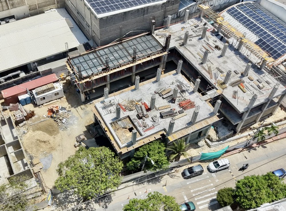 AnaMariaAljure's tweet photo. En #Barranquilla seguimos construyendo espacios para que miles de niños puedan desarrollar todo su potencial 🤩📚

Así avanza la renovada IEDHUCA: 🚧 la @alcaldiabquilla construye desde cero esta institución para reemplazar su infraestructura anterior y brindar a nuestros estudiantes un colegio con aulas modernas, biblioteca, laboratorios, comedor, espacios para la tecnología y ambientes seguros para una formación integral. 🤩

🫶🏻Cada colegio que intervenimos es una oportunidad para que más niños y jóvenes aprendan, descubran sus talentos y cumplan sus sueños. Invertir en educación es invertir en el futuro de Barranquilla. Y en eso, #NoParamos 🙌🏻🏫.