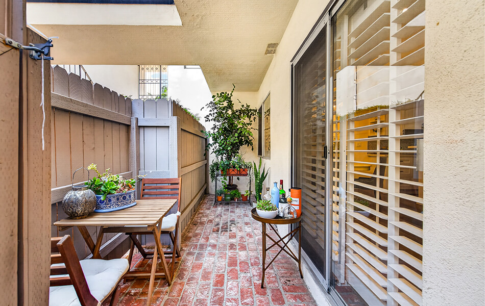 garylimjap's tweet photo. Remodeled 1-bed in #WestLA at $499K. 631 sq ft, $359 HOA with water and trash, private brick patio, gated parking. 1522 S. Centinela #101, 90025. #OpenHouse Sunday 7/26, 1-4 PM. (310) 430-0818. https://t.co/R7z95xBtjf
