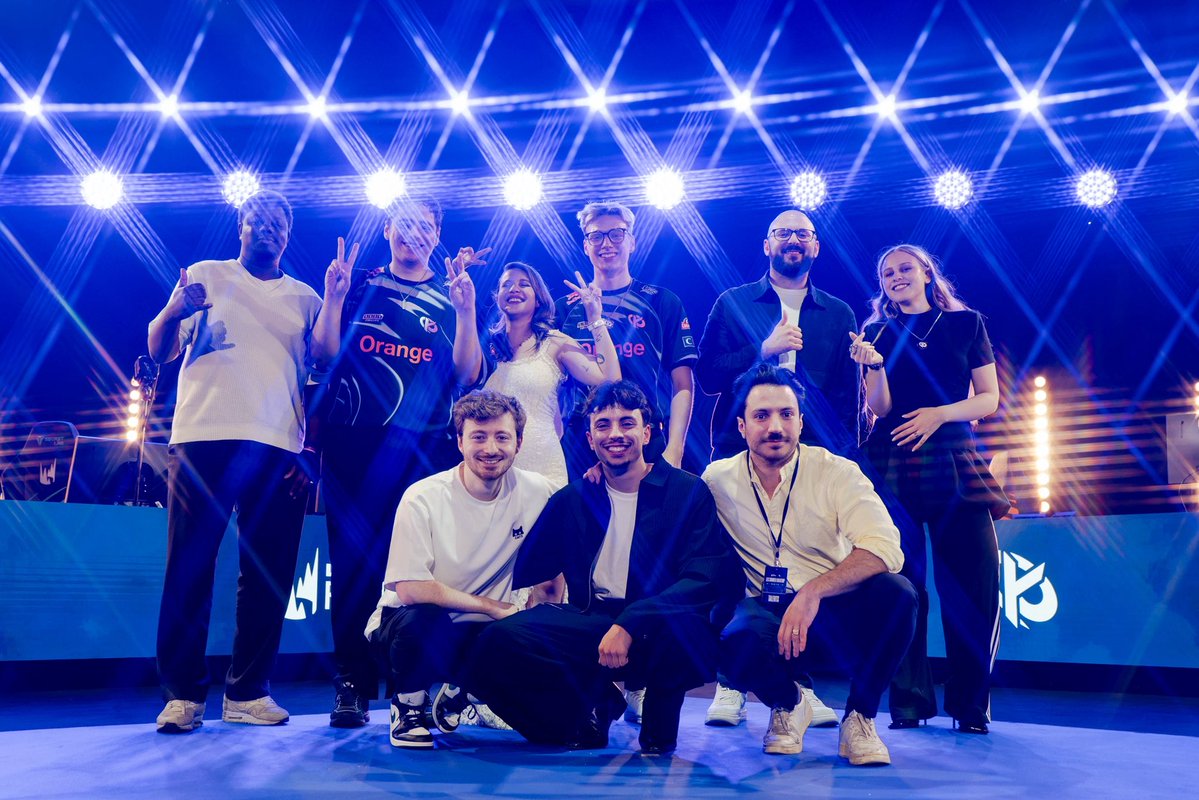 OTP_LoL's tweet photo. Merci pour cette journée ! 💙🧡 https://t.co/qor9SF7LFX