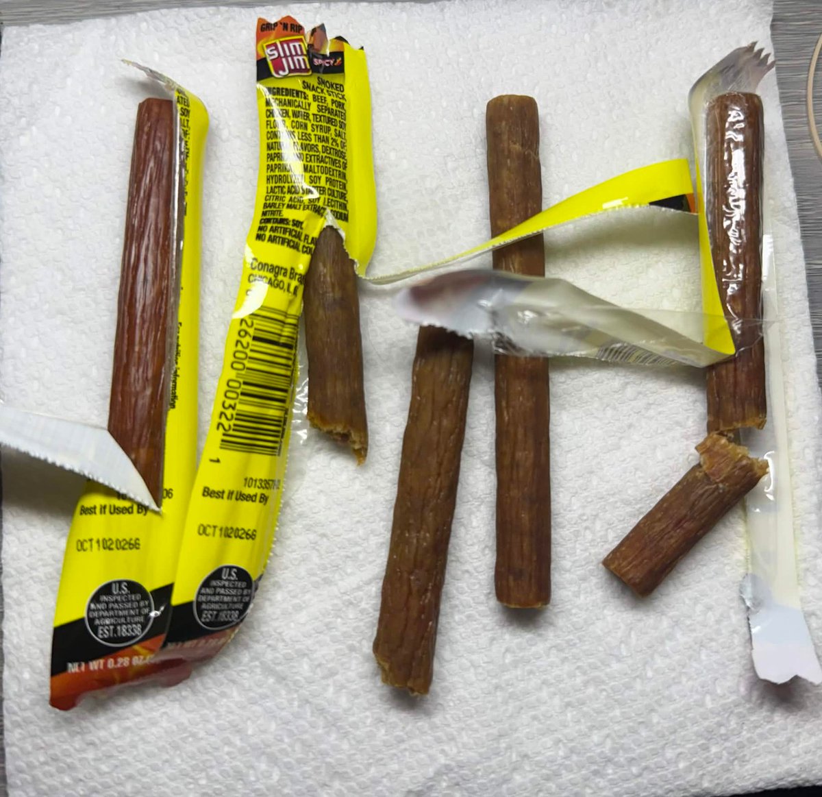 katimalcrossing's tweet photo. @SlimJim where is the quality control on these like ?? I love the spicy sticks but it's just offensive now how much money I've wasted when 5+ of the 26 sticks in every single box are dried out &amp; inedible. these are just from today, one single good stick. look at the color diff!?! https://t.co/5E6BSEi09U