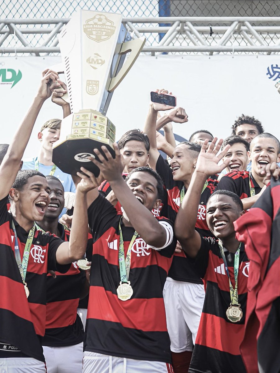 Flamengo's tweet photo. GAROTOS DO NINHO CAMPEÕES!🔴⚫️🏆

Os #GarotosDoNinho do Sub-16 venceram o clássico contra o Vasco na grande final da Brasil Soccer Cup e são os CAMPEÕES da competição!

A partida terminou empatada em 1x1 no tempo normal e o gol do Mengão foi marcado por Léo. Nos pênaltis, o Rubro-Negro foi superior e venceu a disputa por 4x1!

PARABÉNS, MOLECADAAAAA! ISSO É FLAMENGOOOO! 🚀

📸: Nicoly Machado

#Campeão