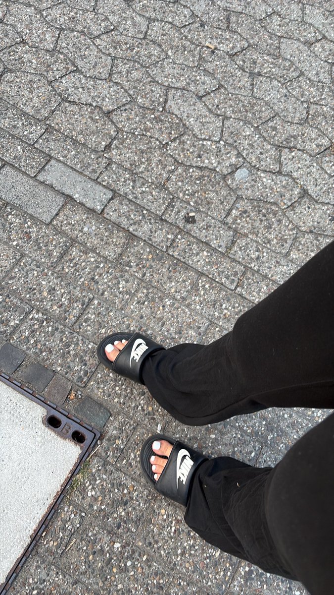 onlyameliie's tweet photo. Welcher Lappen von euch gibt mir heute mein Abendessen aus und wird heute von mir noch gedemütigt 

findom fendom paypig zahlsklave geldsklave füße fußfetisch pay hardcore https://t.co/qibaycnPN7