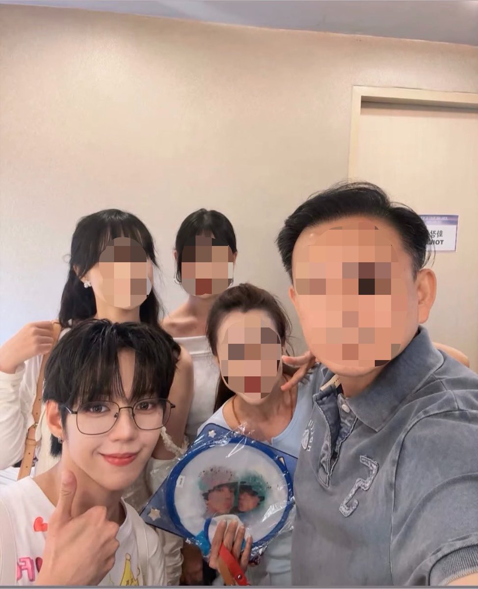 ChihJayAU's tweet photo. Seeing Mami Jian holding one of our freebies is truly heartwarming. Thank you so much Dadi and Mami Jian, for sharing this beautiful family photo with JL. Having Chihen represented through the ChihJay Fan made it even more special. Our Day 1 is now complete, and our hearts are full of happiness…. 🥰💝 For those who want ChihJay AU fanmade freebies, let's meet tomorrow for Day 2. See you all! 🙏