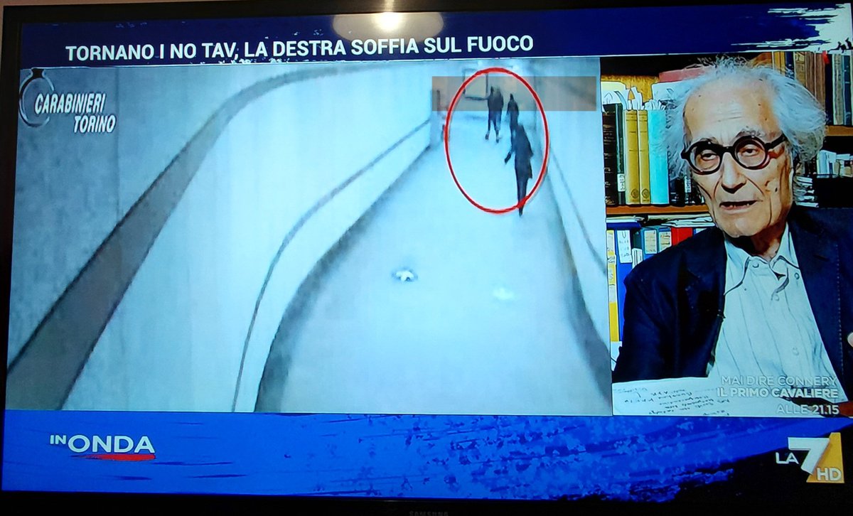 Simona45104788's tweet photo. "La destra soffia sul fuoco"? Ma voi de @La7tv siete deficienti o cosa? Cioè, i vostri amici comunisti mettono a ferro e fuoco le città, sparano bombe carta contro le forze di @poliziadistato e @_Carabinieri_ e voi date la colpa alla destra? Ma che caxxo vi fumate? https://t.co/ZJHAO3zkJJ