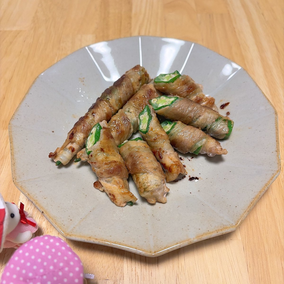 fujiwalife's tweet photo. オクラの肉巻き
#夜ご飯 #晩ご飯 #おうちごはん https://t.co/K7mi1Kgk4U