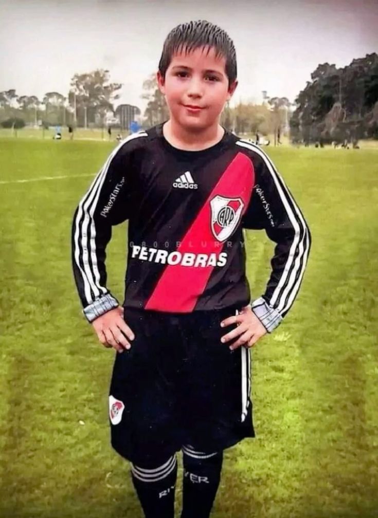 rossdylan23's tweet photo. él no es asi de gallina para q ustedes lo editen con esa camiseta, basta de propaganda enzo bostero https://t.co/4muPYd9dGi