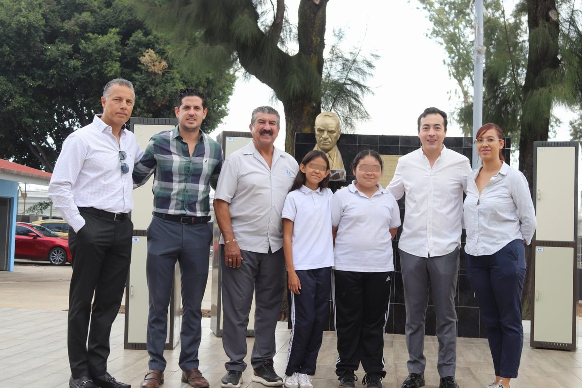 Bernardosame's tweet photo. Servir a Zapopan desde cualquier espacio. 
Mi reconocimiento al Club HSJ y al director, Jomar Reyes Zambrano del escuela Margarito Ramírez, por sumar esfuerzos para la donación de 400 lockers para sus alumnos en la colonia Santa María del Pueblito.

Logro en equipo de 10! https://t.co/8gG8H2xzOM