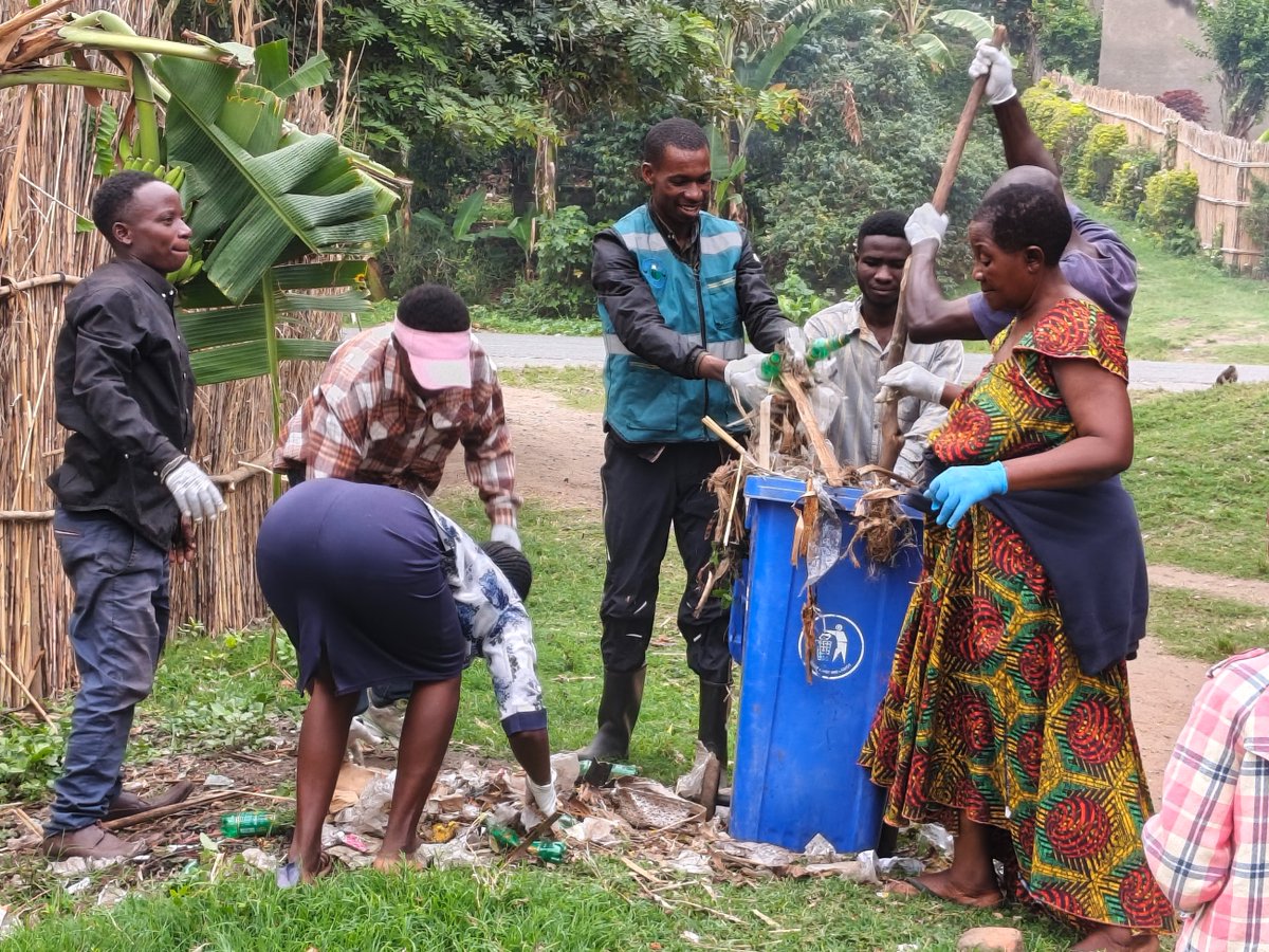 Gosafo_ug's tweet photo. GOSAFO-UG joins the launch of the National Cleaning Day! 🇺🇬🧹🌱Today marks a transformative milestone for community hygiene and environmental care across Uganda! 

#nationalcleaningday #gosafoug #EnvironmentalWellness #cleanuganda #CommunityInAction #YouthLeadership #Uganda https://t.co/tAWRywrTLD