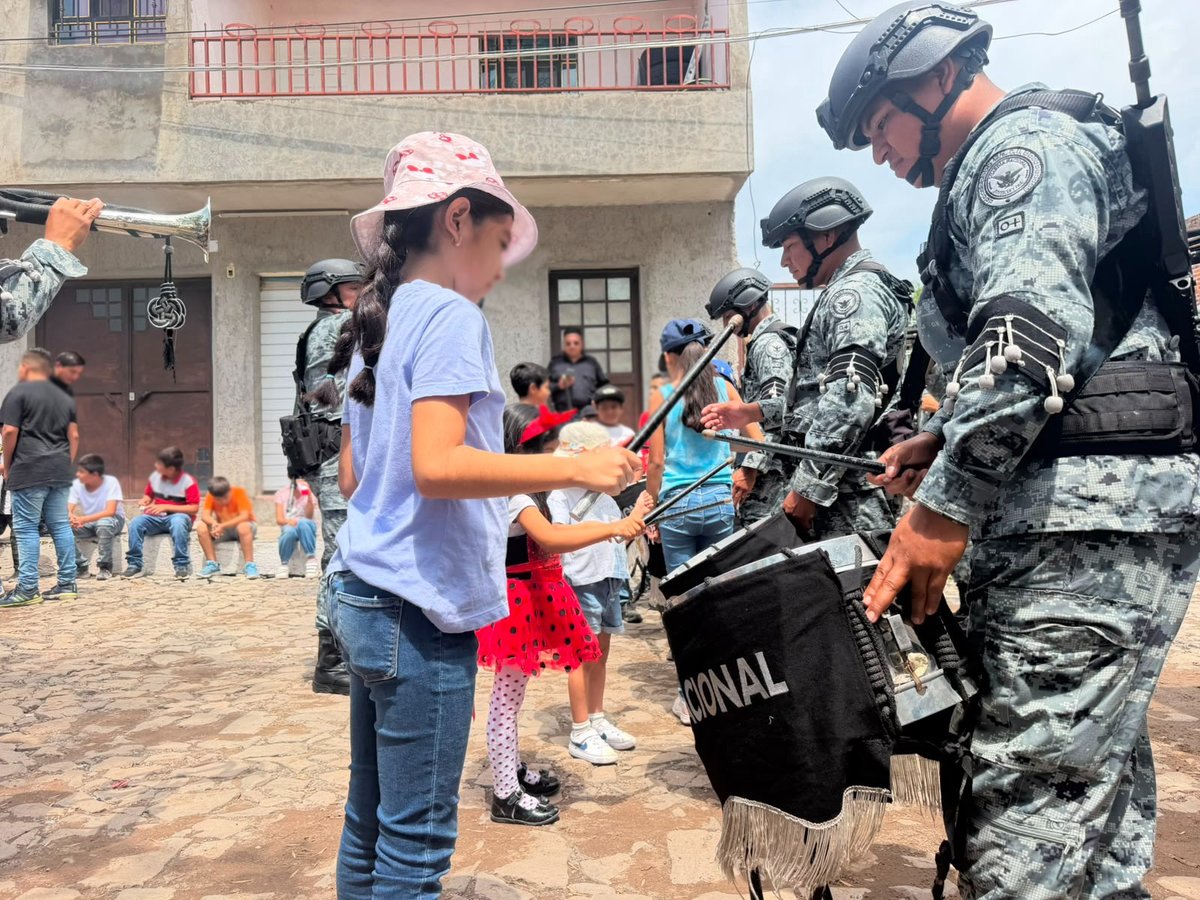 GN_MEXICO_'s tweet photo. En #Jalisco, con el objeto de fortalecer los vínculos con la ciudadanía, integrantes de la #GuardiaNacional arribaron a las plazas públicas de los municipios de Tlajomulco de Zuñiga y Zapopan, donde se instalaron módulos para dar a conocer las actividades que realiza la institución en beneficio de la población. #PorMéxicoSiempreEnGuardia