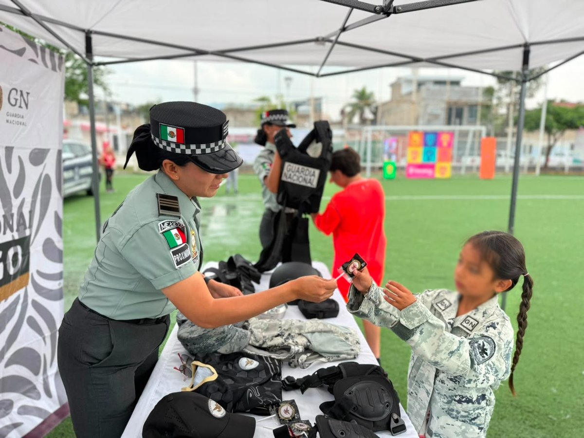 GN_MEXICO_'s tweet photo. En #Jalisco, con el objeto de fortalecer los vínculos con la ciudadanía, integrantes de la #GuardiaNacional arribaron a las plazas públicas de los municipios de Tlajomulco de Zuñiga y Zapopan, donde se instalaron módulos para dar a conocer las actividades que realiza la institución en beneficio de la población. #PorMéxicoSiempreEnGuardia