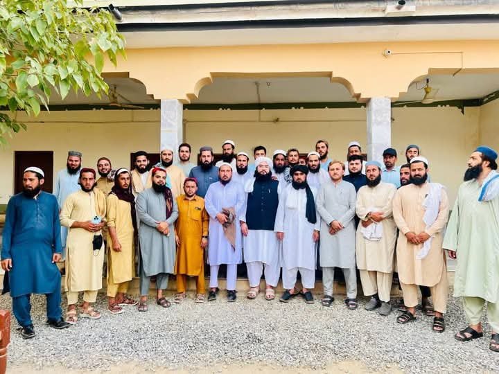 Harisdarwesh's tweet photo. مولانا فضل الرحمٰن نے دعویٰ کیا کہ ان کی جماعت کے خلاف منظم سوشل میڈیا مہم پر بھاری وسائل خرچ کیے گئے، لیکن رضاکاروں نے مؤثر انداز میں ان کا جواب دیا اور بیانیے کا دفاع کیا۔

سربراہ جےیوآئی مولانا فضل الرحمٰن مدظلہ

#فخر_ملت_مولانا #سرکاری_چمچے_فلاپ #بارڈر_یا_بیرکس #معدنیات_فروش_ٹولہ #مہنگائی_کا_جواب_دو