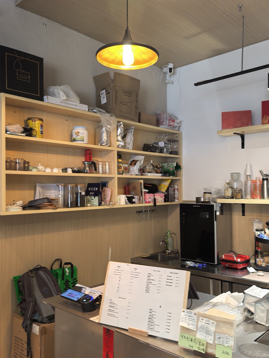 JeffAugustus's tweet photo. Need late-night snacks or daily essentials We’ve stocked cold brews, instant noodles and fresh sandwiches! Open till 2AM.  #ConvenienceStore https://t.co/TGGZHQ4UR0