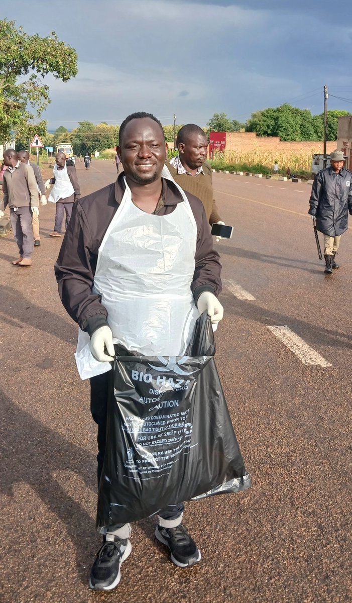 PHILLIPKOMAKECH's tweet photo. Today in Aruu town on transit to Kitgum. UPDF officers stopped the bus and we're asked to align with the National Cleaning Day. What an experience with Ugandans and the @MODVA_UPDF. We need to clean our Country. https://t.co/upzZ8PKO4w