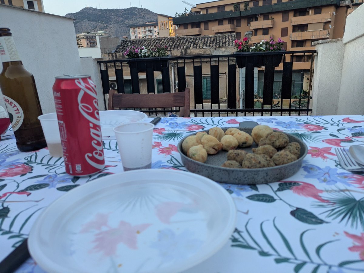 BartoloGuggino's tweet photo. Oggi mare senza estrema unzione. Stasera addirittura cena sul terrazzo e non in cella frigorifera 22°.....ovviamente domani #palermo ed il #caldodimerda presenteranno il conto, ma tant'è. https://t.co/XTkPhjg3PW