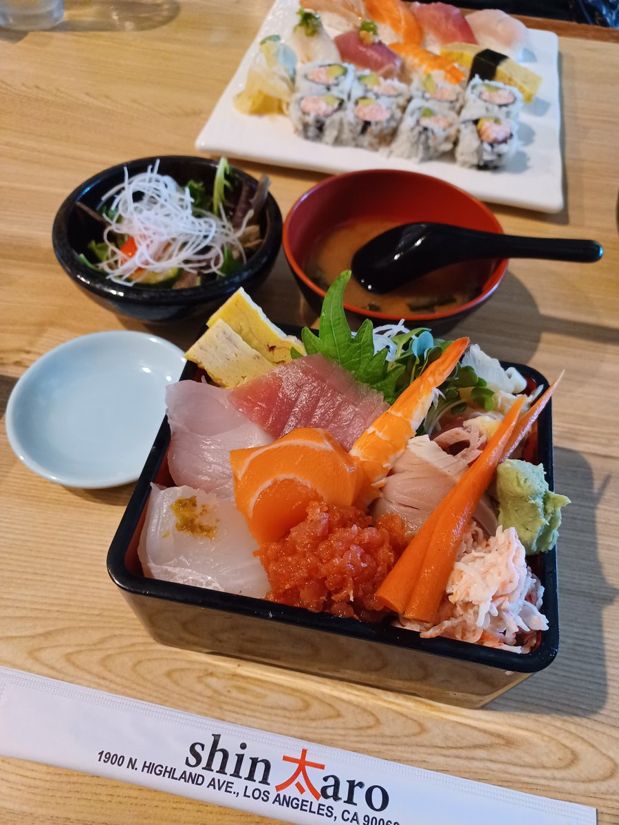 KanokoAway's tweet photo. 朝食を抜いてしまったので、早めのお昼はホテルの近くにあった日本料理屋さんに駆け込む。最初にレンゲのついたお味噌汁が出てくるのがアメリカ〜ン。ちらし寿司をいただく。お米とお魚を食べれば落ち着く胃袋。ごちそうさま。
📍Shintaro Sushi
#LACA https://t.co/Dnwo3bhqwa