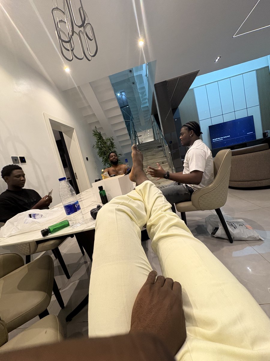 degenBRO__'s tweet photo. Chillin w my rich web3 frens

(I’m the poorest in the squad man) https://t.co/OnJzqlRUo4