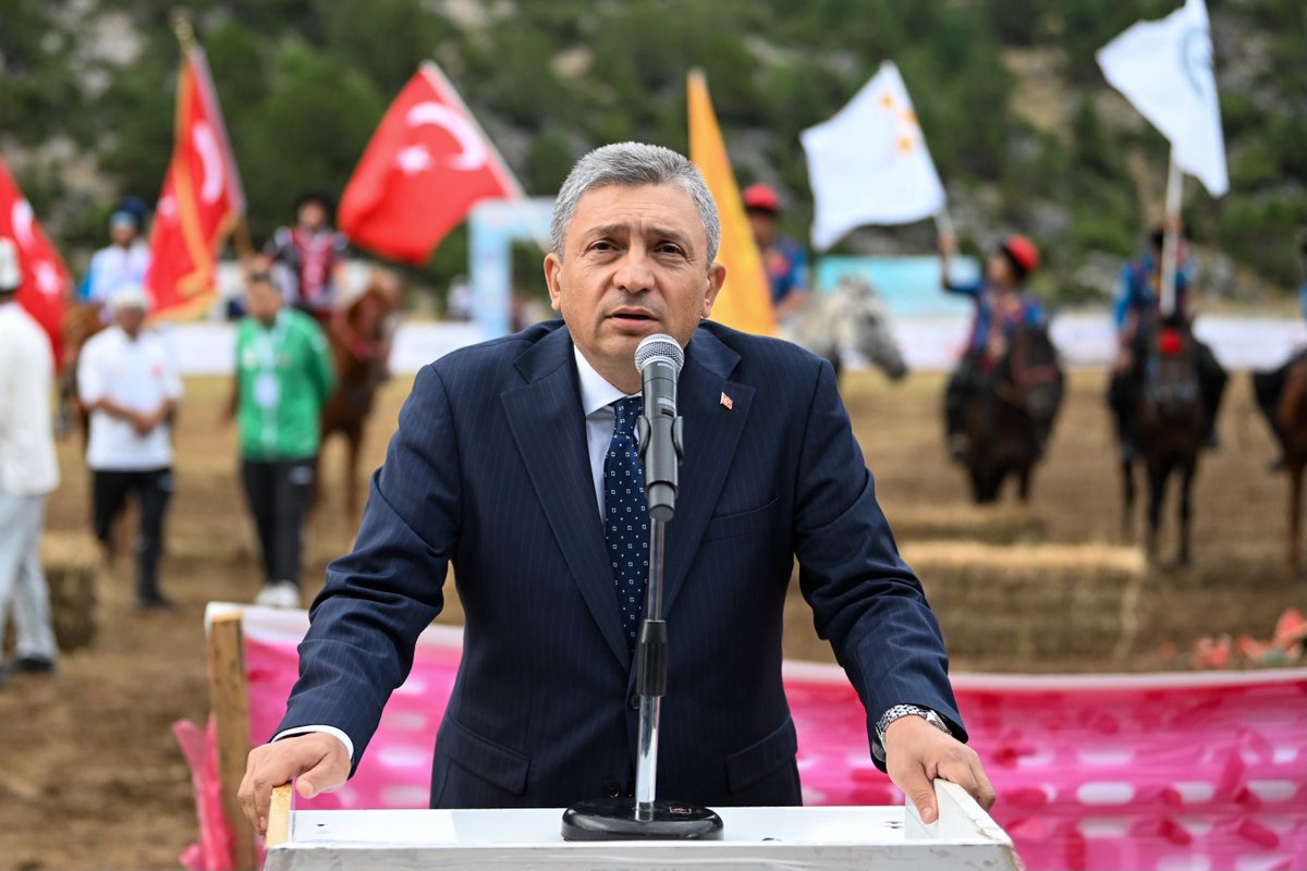 AntalyaValilik's tweet photo. 📍İbradı

🐎Valimiz Hulusi Şahin ve Dünya Etnospor Konfederasyonu Genel Başkanı Bilal Erdoğan, Türkiye Geleneksel Atlı Spor Dalları Federasyonu (TGASDF) tarafından düzenlenen Kökbörü Ligi Yarı Final Müsabakaları’nı izledi.

🏇Yaklaşık 5 bin yıllık geçmişe sahip Kökbörü; cesaretin, çevikliğin ve dayanıklılığın simgesi olarak at üzerinde sergilenen köklü bir mücadele geleneğidir.

🇹🇷Kadim sporlarımızı yaşatmaya, gelecek nesillere aktarmaya devam ediyoruz.