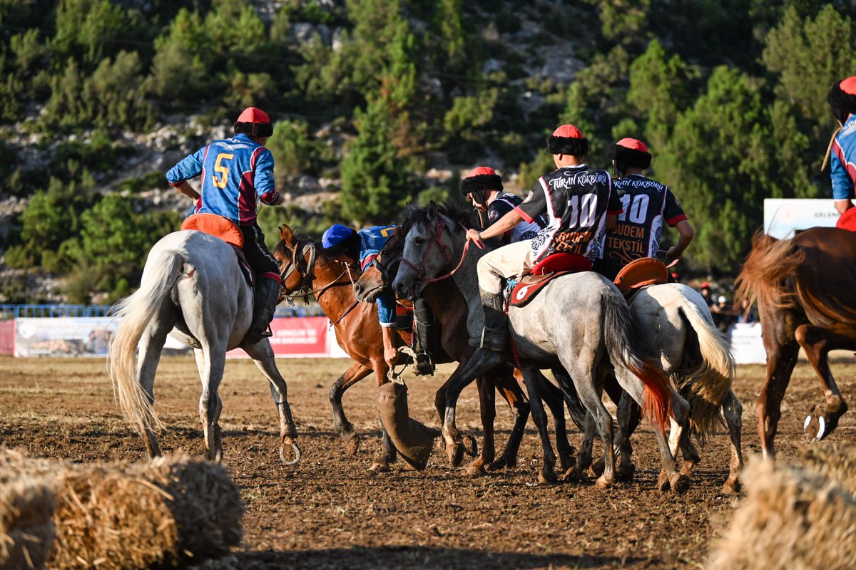 AntalyaValilik's tweet photo. 📍İbradı

🐎Valimiz Hulusi Şahin ve Dünya Etnospor Konfederasyonu Genel Başkanı Bilal Erdoğan, Türkiye Geleneksel Atlı Spor Dalları Federasyonu (TGASDF) tarafından düzenlenen Kökbörü Ligi Yarı Final Müsabakaları’nı izledi.

🏇Yaklaşık 5 bin yıllık geçmişe sahip Kökbörü; cesaretin, çevikliğin ve dayanıklılığın simgesi olarak at üzerinde sergilenen köklü bir mücadele geleneğidir.

🇹🇷Kadim sporlarımızı yaşatmaya, gelecek nesillere aktarmaya devam ediyoruz.