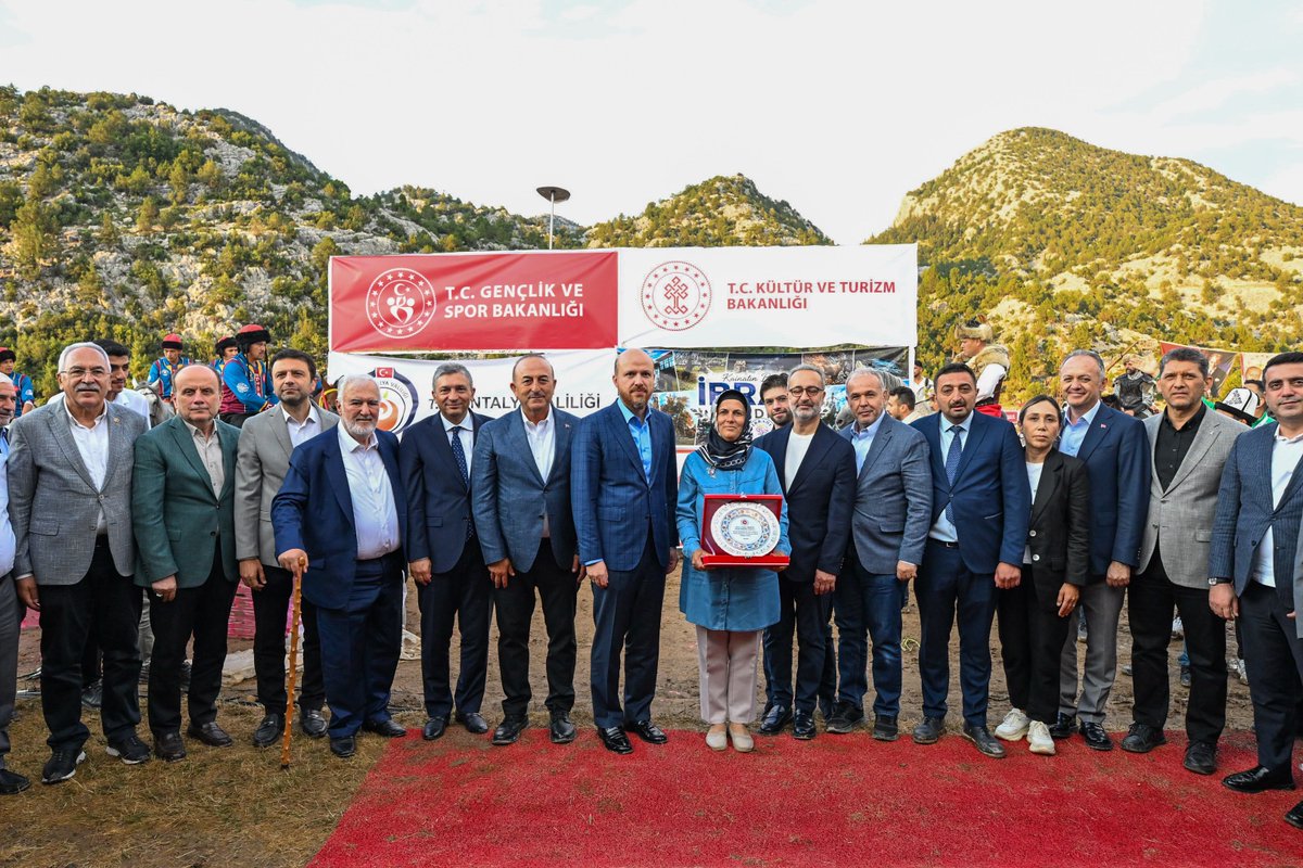AntalyaValilik's tweet photo. 📍İbradı

🐎Valimiz Hulusi Şahin ve Dünya Etnospor Konfederasyonu Genel Başkanı Bilal Erdoğan, Türkiye Geleneksel Atlı Spor Dalları Federasyonu (TGASDF) tarafından düzenlenen Kökbörü Ligi Yarı Final Müsabakaları’nı izledi.

🏇Yaklaşık 5 bin yıllık geçmişe sahip Kökbörü; cesaretin, çevikliğin ve dayanıklılığın simgesi olarak at üzerinde sergilenen köklü bir mücadele geleneğidir.

🇹🇷Kadim sporlarımızı yaşatmaya, gelecek nesillere aktarmaya devam ediyoruz.
