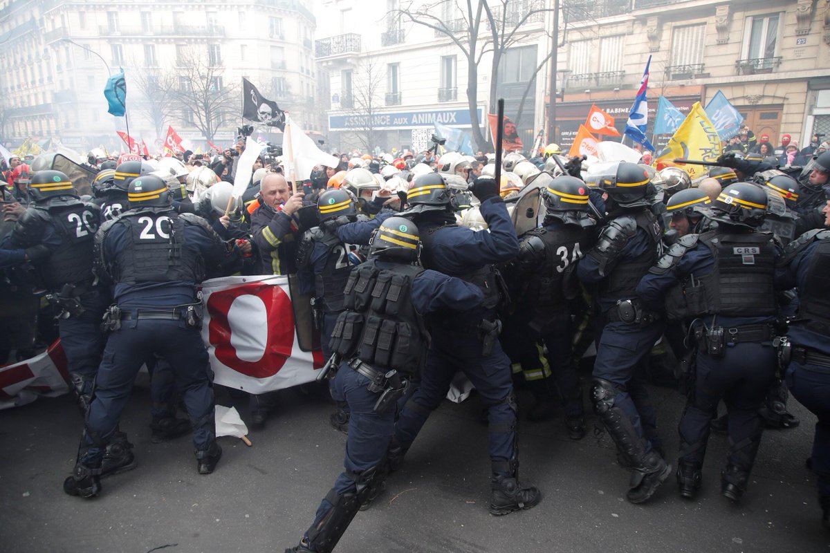 MaximeD67633737's tweet photo. @EmmanuelMacron Quand les pompiers sont venus réclamer d'avantage de moyens, vous leur avez envoyé les CRS pour les gazer et matraquer. https://t.co/x8yQQLMrSo