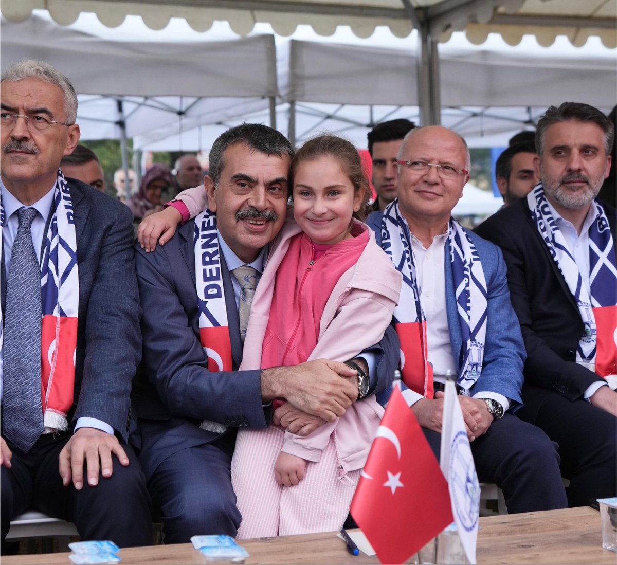 Yusuf__Tekin's tweet photo. 📍Bursa 

Bursa Erzurum Dernekleri Federasyonumuzun Kocayayla’da düzenlediği “Büyük Erzurum Yayla Şenliği” programında kıymetli hemşehrilerimizle bir araya geldik.

Memleket sevgisini yaşatırken birlik ve beraberliğimizi de daima diri tutuyor, ülkemizin ortak geleceğine olan sorumluluğumuzu aynı kararlılıkla taşıyoruz.

Erzurum tarih boyunca ilimle irfanı, cesaretle vatan sevgisini birlikte yaşattı. Bursa ise kurduğu medeniyet diliyle Anadolu’nun ruhunu asırlara taşıdı. Bu anlamlı buluşma, köklü kardeşliğimizin ve ortak değerlerimizin en güzel tezahürlerinden biridir.

Bu güzel buluşmaya vesile olan Bursa Erzurum Dernekleri Federasyonumuza ve emeği geçen herkese teşekkür ediyorum.