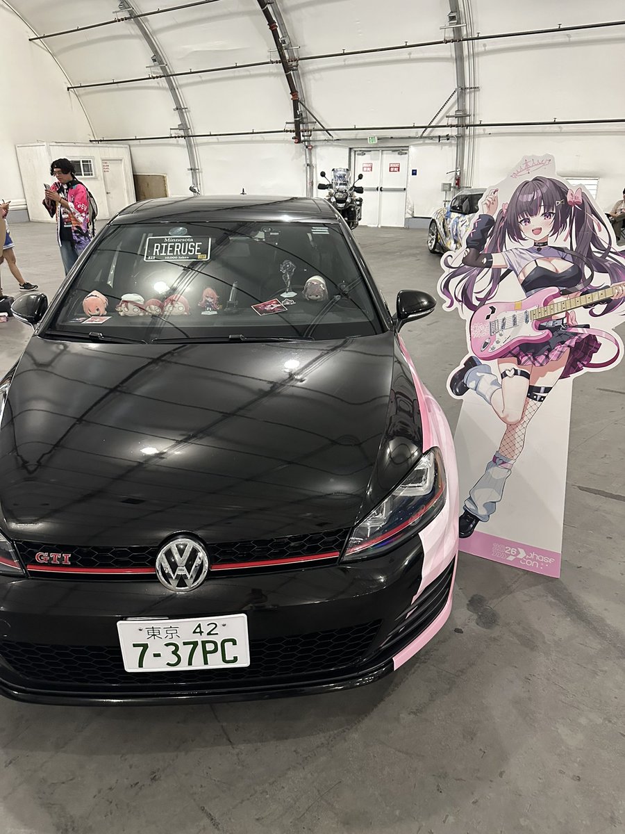 shineix's tweet photo. Himemiya Rie rocking out by the Hime and Runie itasha. 

#HimemiyaRie #OffkaiGen5 https://t.co/058Etca8YB