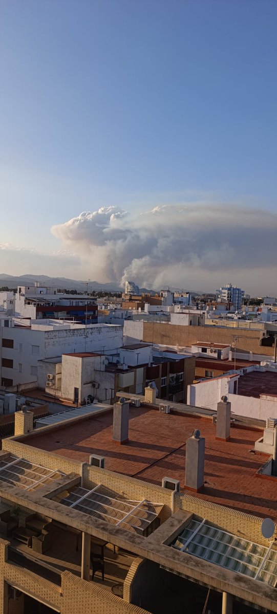 EddieFelson72's tweet photo. #IFLaVallDUixó desde el Puerto de Sagunto, alrededor de las 20:20 https://t.co/FKbYpjeJEh
